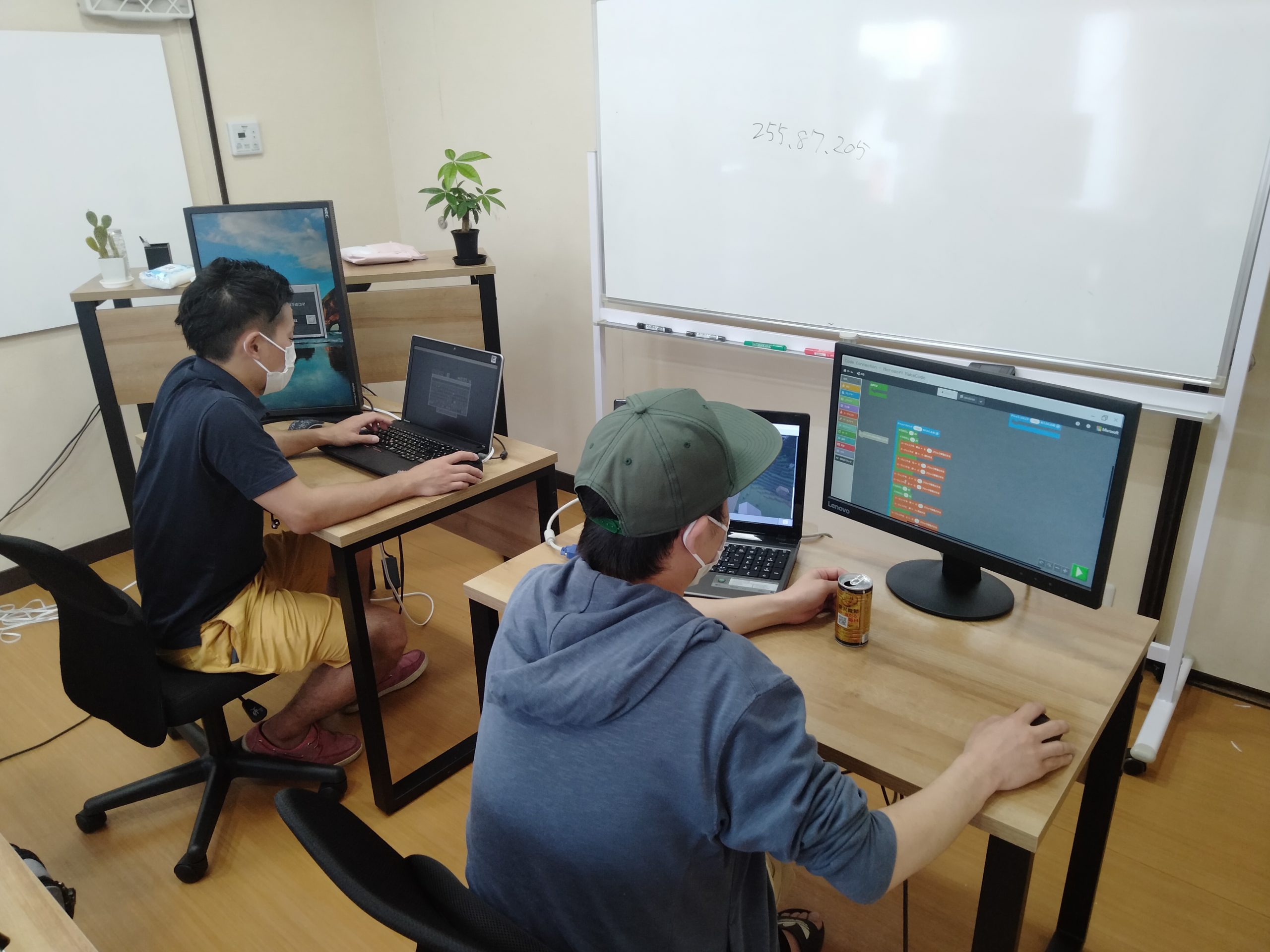 プログラミング学習に集中する寺川塾の生徒